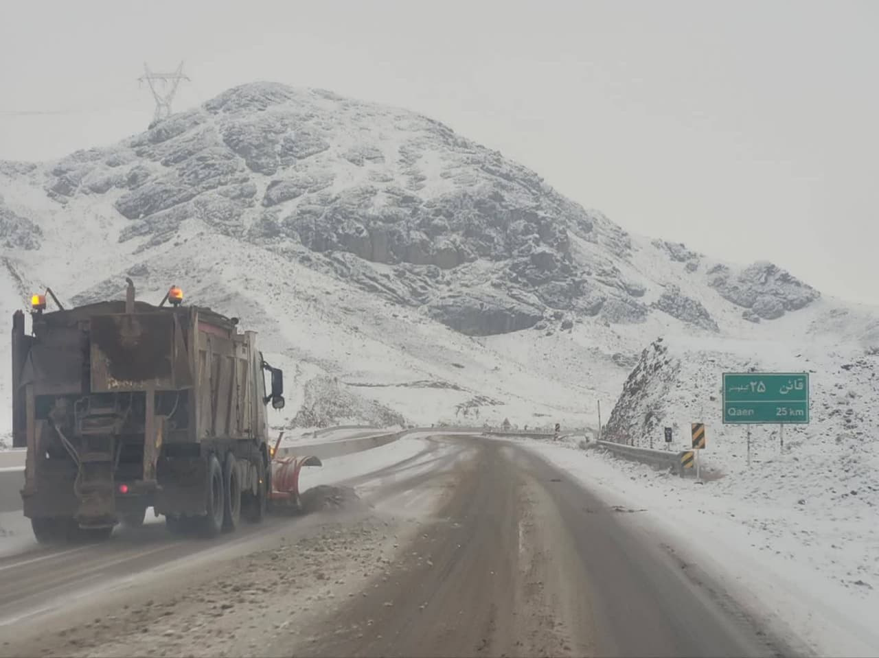 امدادرسانی به 700 خودرو گرفتار در برف در سطح محورها ی خراسان جنوبی 